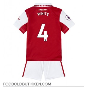 Arsenal Benjamin White #4 Hjemmebanetrøje Børn 2022-23 Kortærmet (+ Korte bukser)